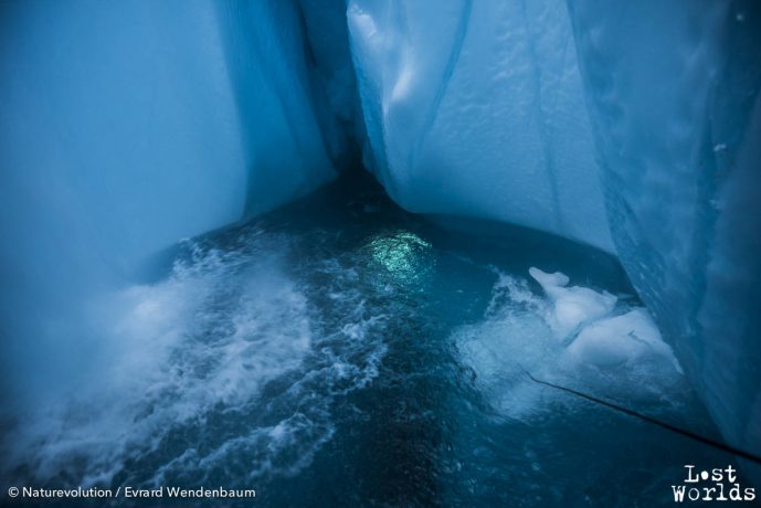 Sous l'eau glacée, Laurent se balade dans les entrailles du glacier