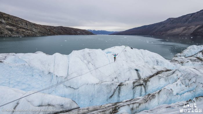 Gaëlle fait une démonstration vertigineuse de iceline au-dessus d'un glacier.