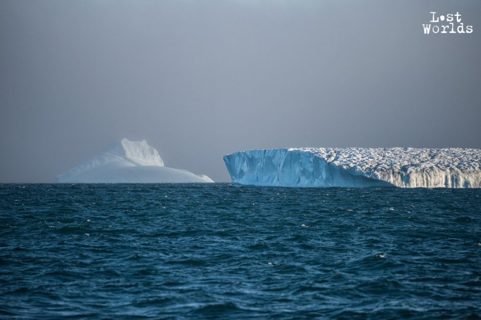 Un bel iceberg tabulaire en croise un plus petit à l’entrée du Scoresby Sund. (Photo Evrard Wendenbaum / Naturevolution)