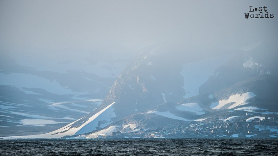 Approche d'Ittoqqortoormiit dans la brume. (Photo Evrard Wendenbaum / Naturevolution)