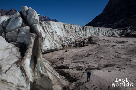 Evrard au pied du front du glacier. © Yann Bigant / Naturevolution