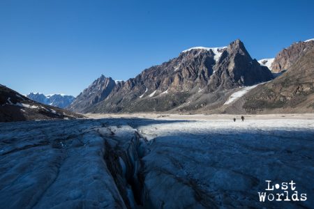 La branche du glacier Apusinikajik qui remonte vers le coeur du Renland. En premier plan, une des nombreuses crevasses qui découpent la surface du glacier. © Yann Bigant / Naturevolution