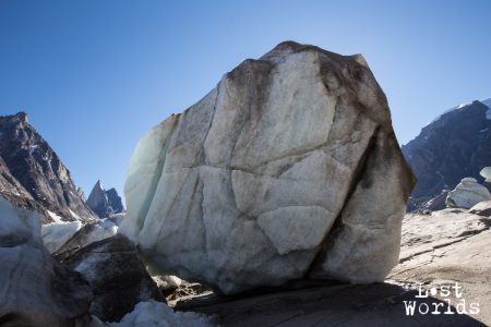 Un mastodonte de glace bien compacte sur le sable – la fonte sera longue. © Yann Bigant / Naturevolution