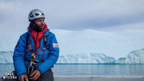 Le géophyisicien Eric Larose se prépare à poser des capteurs sismiques sur un iceberg (Photo Gaëlle Joubert / Naturevolution)