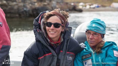 A droite, Agnès peut avant l'arrivée vers l'iceberg (Photo Yann Bigant / Naturevolution)