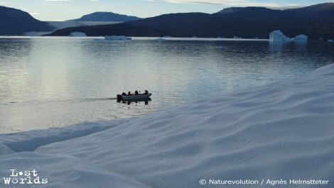 Le bateau fait le tour de l'iceberg .