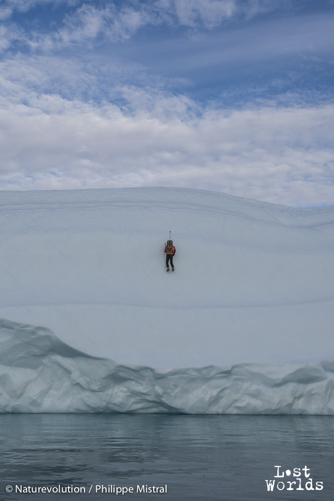 Evrard grimpe l'iceberg au piolet. (Photo Philippe Mistral / Naturevolution)