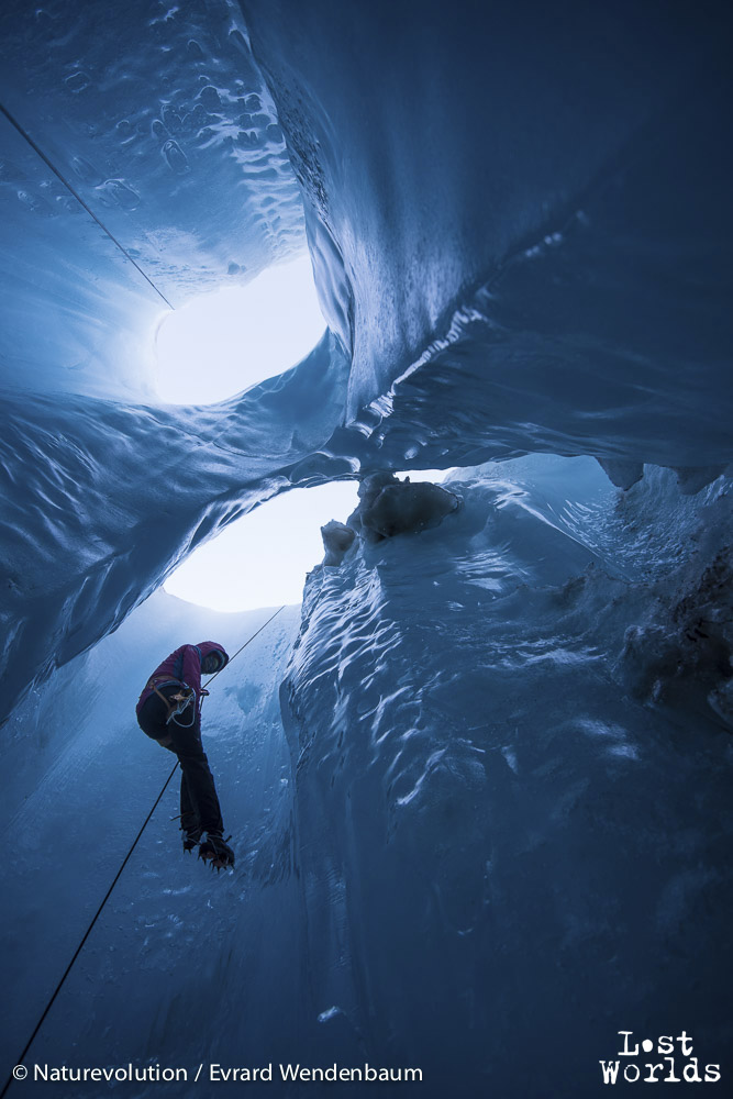 Descente de Gaëlle dans un des moulins du glacier Apusinikajik (Photo Evrard Wendenbaum / Naturevolution)