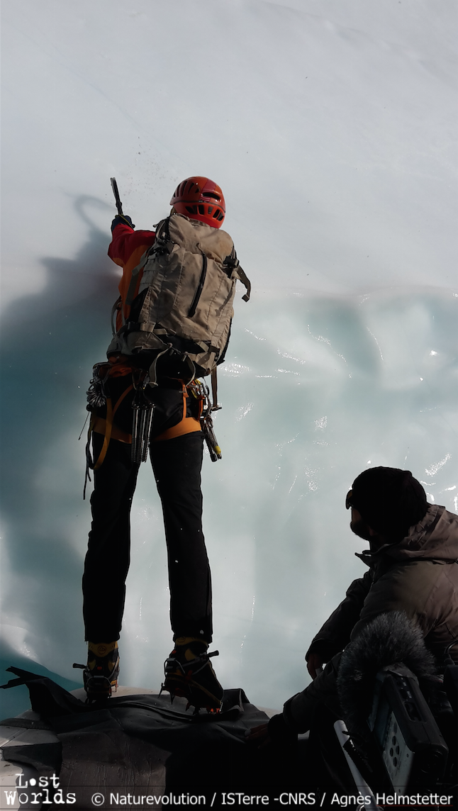 Evrard s'apprête à monter sur l'iceberg, mais un craquement fait rapidement reculer la navette. (Photo Agnès Helmstetter / ISTerre-CNRS / Naturevolution)