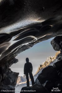 Dans la bouche d'une grotte glaciaire. (Photo Evrard Wendenbaum / Naturevolution)