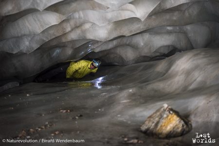 Raphaël se faufile dans les entrailles de la grotte glaciaire (Photo Evrard Wendenbaum / Naturevolution)