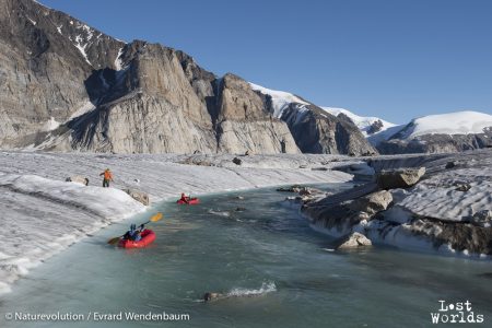 Evrard et Philippe s'apprêtent à parcourir le torrent en petit bateau (photo Evrard Wendenbaum / Naturevolution)