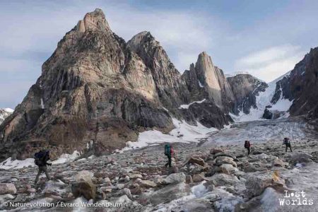 Sur notre route vers la diffluence du glacier Edward Bailey se dressent les gigantesques falaises du Mirror Wall.