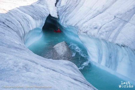 Il faut passer sous un tunnel de glace avant de retrouver la lumière (Photo Evrard Wendenbaum / Naturevolution)