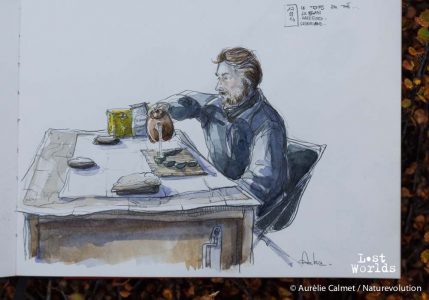 Yann entreprend une dégustation de thé dans la tente mess du camp d'Harefjord. Dessin Aurélie Calmet. Thé Lushan.