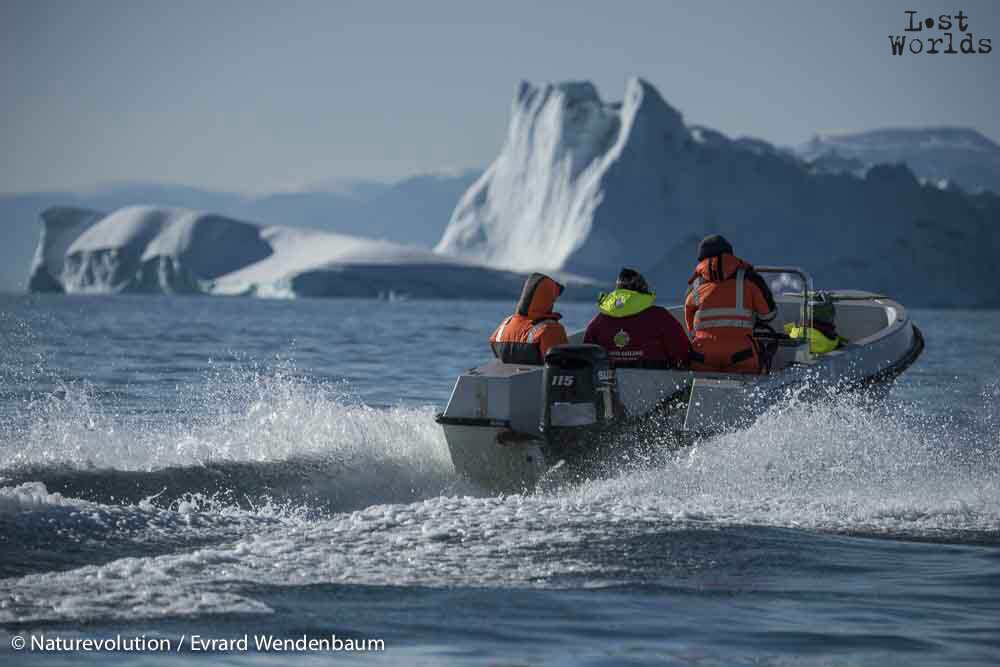 C'est chaudement équipés que l'équipe monte à bord de la navette, qui slalome entre les icebergs.