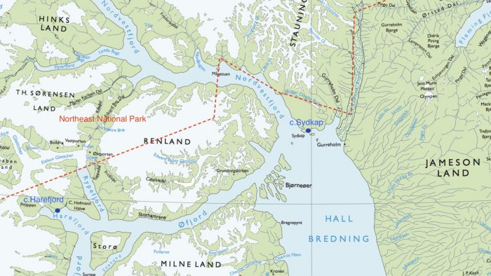 Le nord du Scoresby Sund avec la péninsule du Renland, et les camps de Harefjord (à gauche) et de Sydkap (au centre) à l'embouchure de Nordvestfjord. Les pointillés rouges délimitent le parc national du nord-est, le plus grand parc national du monde.