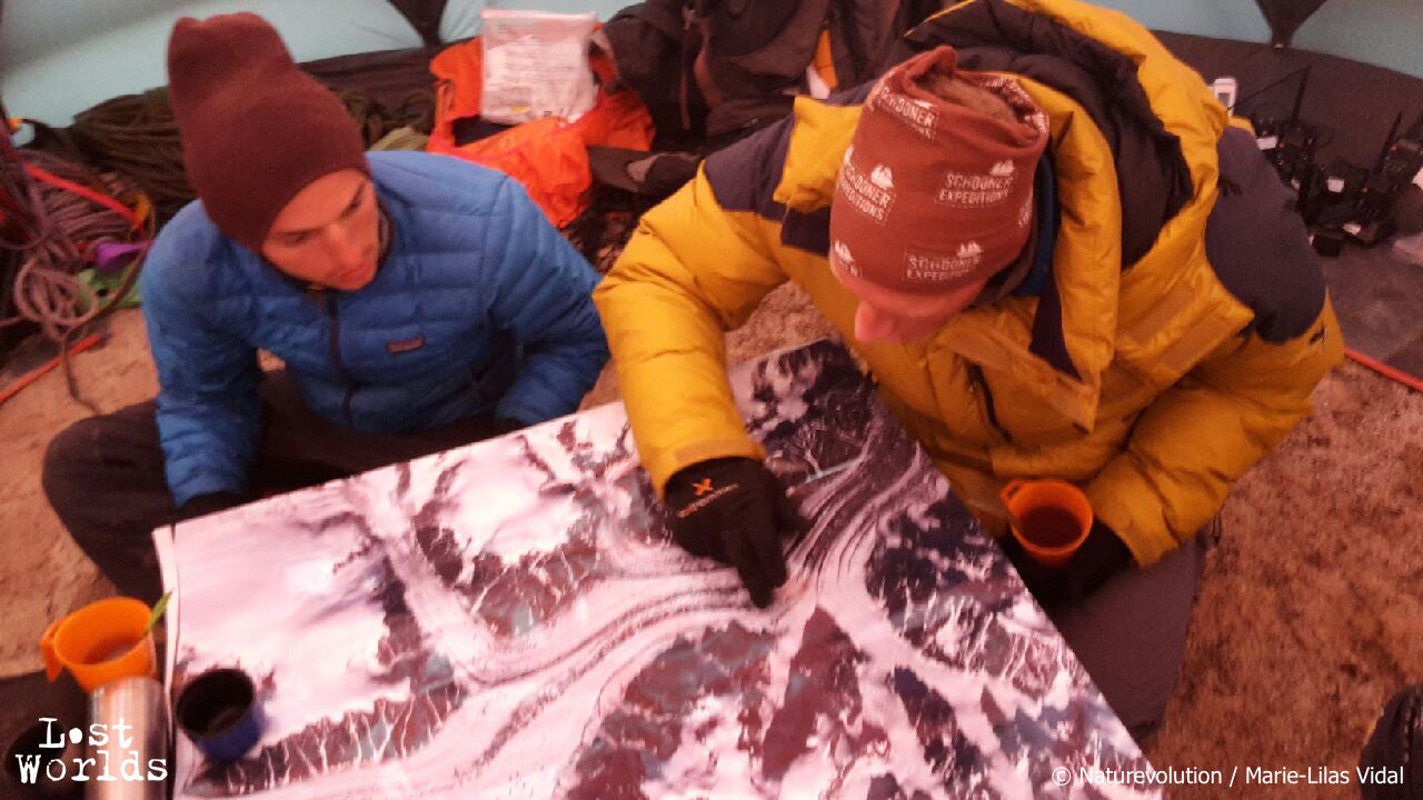 Evrard et Raphaël font le point sur le trajet qui mènera l'équipe à la diffluence.