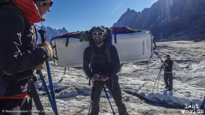 Olivier portera plus de 45 kg pour ramener les restes de l'expédition.