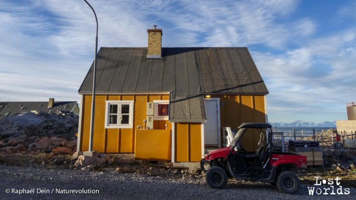 La maison de la soeur d'Ingkasi à Ittoqqortoomiit. Derrière, l'hôpital où elle travaille.