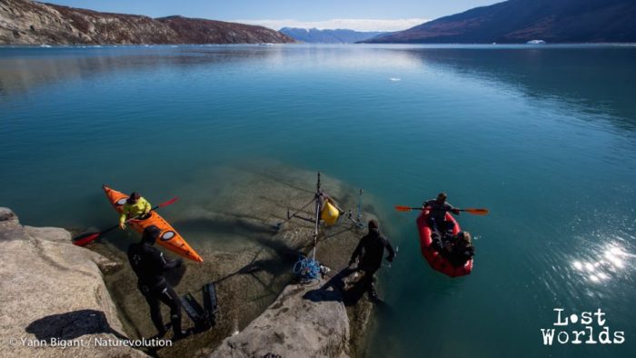 Laurent et Evrard se préparent à aller installer l'hydrophone et son trépied au fond des eaux du fjord.