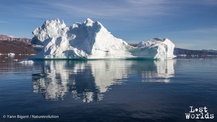 Enregistrement d'iceberg en cours ... En tout petit à droite la bouée de l'hydrophone.